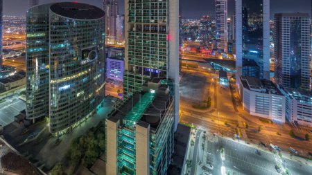 Foto de Dubai centro financiero internacional rascacielos aéreos. Torres iluminadas y vistas al aparcamiento desde arriba durante toda la noche con luces apagadas - Imagen libre de derechos