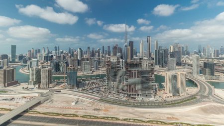 Foto de Panorama que muestra el horizonte de Dubái con la bahía de negocios y el distrito centro. Vista aérea de muchos rascacielos modernos con cielo azul nublado. Emiratos Árabes Unidos. - Imagen libre de derechos