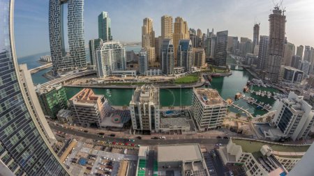 Foto de Panorama de Dubai Marina con barcos y yates estacionados en el puerto y rascacielos alrededor de la mañana aérea del canal durante el amanecer. Torres del distrito JBR en segundo plano - Imagen libre de derechos