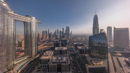 Téléchargez les photos : Futuriste Dubaï Skyline aérienne du centre-ville et du quartier financier toute la journée, du lever au coucher du soleil. De nombreuses tours et gratte-ciel avec des ombres se déplaçant rapidement - en image libre de droit