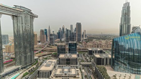 Foto de Pnorama mostrando el futurista Dubai Downtown y el horizonte del distrito financiero. Muchas torres y rascacielos con tráfico en las calles. Barrio de paseo de la ciudad en un fondo - Imagen libre de derechos