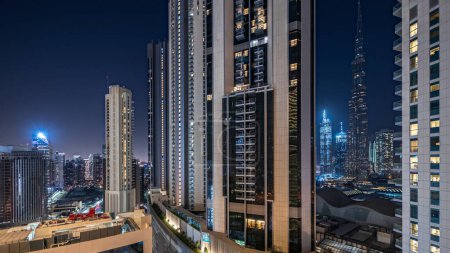 Téléchargez les photos : Panorama montrant les plus hauts gratte-ciel pendant l'heure de la Terre dans le centre-ville de Dubai situé sur la rue bouleward près du centre commercial nuit aérienne. Éteindre les lumières pendant une heure - en image libre de droit