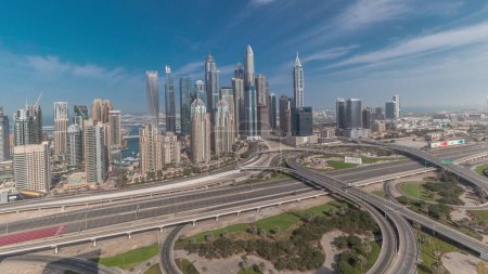 Foto de Panorama que muestra Dubai Marina y la ciudad de los medios con cruce de espaguetis de intersección de carretera de campo de golf. Rascacielos más altos y tráfico. Vista aérea desde el distrito JLT - Imagen libre de derechos
