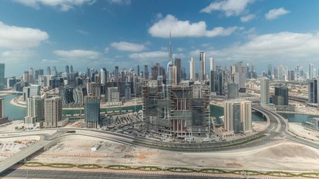 Foto de Panorama que muestra el horizonte de Dubái con la bahía de negocios y el distrito centro. Vista aérea de muchos rascacielos modernos con cielo azul nublado. Emiratos Árabes Unidos. - Imagen libre de derechos
