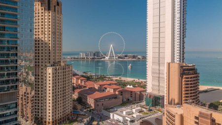 Foto de Vista panorámica de la zona de Dubai Marina y JBR y las famosas playas de arena aérea y dorada de Ferris Wheel en el Golfo Pérsico - Imagen libre de derechos