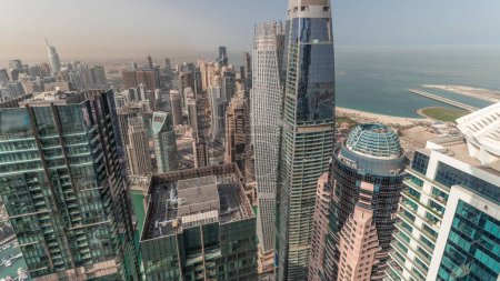 Téléchargez les photos : Panorama montrant Dubai Marina et JLT avec quartier JBR le matin. Trafic routier entre gratte-ciel aérien. Tours modernes et chantier de construction. Yachts flottant dans le port - en image libre de droit