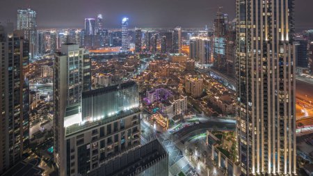 Téléchargez les photos : Panorama montrant une vue aérienne d'une grande nuit de ville futuriste. Baie d'affaires et quartier du centre-ville avec de nombreux gratte-ciel et maisons traditionnelles, Dubaï, Émirats arabes unis skyline. - en image libre de droit