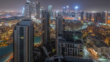 Téléchargez les photos : Vue panoramique aérienne de la ville futuriste pendant toute la nuit. Baie d'affaires et quartier du centre-ville avec lumières éteintes dans les gratte-ciel et les maisons traditionnelles, Dubaï, Émirats arabes unis skyline. - en image libre de droit