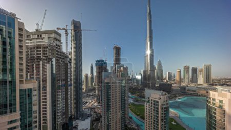 Foto de Panorama que muestra el paisaje urbano del centro de Dubái con rascacielos más altos alrededor de la antena. Sitio de construcción de nuevas torres y carreteras ocupadas con tráfico desde arriba - Imagen libre de derechos