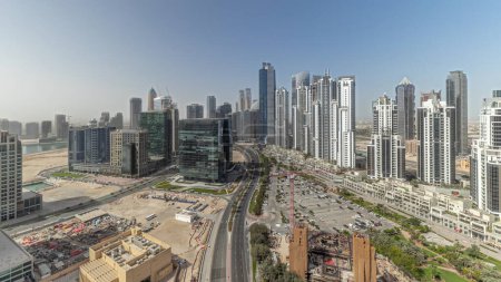Foto de Panorama mostrando Bay Avenue con torres modernas desarrollo residencial en Business Bay aérea, Dubai, Emiratos Árabes Unidos. Rascacielos con gran estacionamiento y sitio de construcción - Imagen libre de derechos