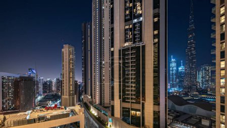 Téléchargez les photos : Panorama montrant les plus hauts gratte-ciel pendant l'heure de la Terre dans le centre-ville de Dubai situé sur la rue bouleward près du centre commercial nuit aérienne. Éteindre les lumières pendant une heure - en image libre de droit