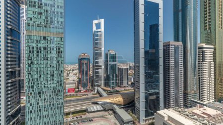 Téléchargez les photos : Panorama montrant une vue aérienne du quartier financier international de Dubaï avec de nombreux gratte-ciel. Trafic sur la route Cheikh Zayed près des tours à plusieurs étages. Dubai, Émirats arabes unis. - en image libre de droit