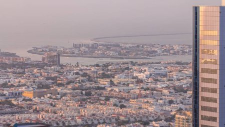 Foto de Vista aérea de casas de apartamentos y villas en la ciudad de Dubai cerca del timelapse del centro. Isla artificial sobre un fondo. Emiratos Árabes Unidos - Imagen libre de derechos