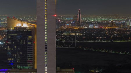 Téléchargez les photos : Bur Dubai et Deira quartiers timelapse de nuit aérienne vue du quartier financier derrière les tours de bureaux. Bâtiments situés le long du ruisseau Dubai. - en image libre de droit