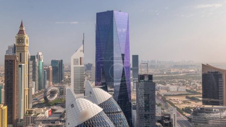 Téléchargez les photos : Vue aérienne des immeubles de grande hauteur sur Sheikh Zayed Road à Dubaï timelapse aérien, EAU. gratte-ciel et tours dans le pôle financier de la place financière internationale d'en haut - en image libre de droit
