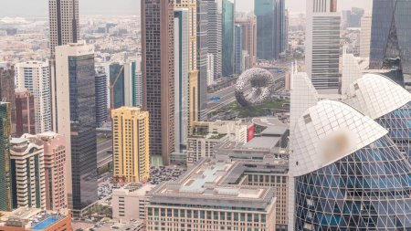 Foto de Vista del horizonte de los edificios de gran altura en Sheikh Zayed Road en Dubai timelapse aéreo, Emiratos Árabes Unidos. Rascacielos y hoteles en el centro financiero del Centro Financiero Internacional desde arriba - Imagen libre de derechos