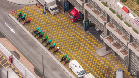 Téléchargez les photos : Rangée de vélos de service de livraison de nourriture dans la rue Dubaï timelapse aérien. Voitures et camions près de l'entrée du supermarché et du centre commercial. Vue d'en haut - en image libre de droit