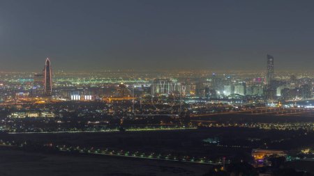 Téléchargez les photos : Bur Dubai et Deira quartiers ciel nuit timelapse vue du quartier financier. Bâtiments situés le long du ruisseau Dubai. Aérogares et hôtels - en image libre de droit