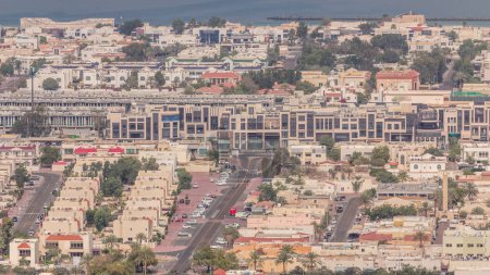 Téléchargez les photos : Vue aérienne des maisons d'appartements et villas dans la ville de Dubaï près du centre-ville timelapse. Circulation sur les routes et les rues. Émirats arabes unis - en image libre de droit