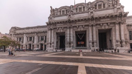 Téléchargez les photos : Panorama showing Milano Centrale timelapse - the main central railway station of the city of Milan in Italy. Located on Piazza Duca d'Aosta near the long boulevard Via Vittor Pisani. - en image libre de droit