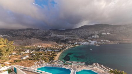 Téléchargez les photos : Panorama montrant l'île d'Amorgos timelapse aérien d'en haut avec des nuages avant le coucher du soleil. Grèce traditionnelle - maisons blanches sur les collines et la mer turquoise, Cyclades - en image libre de droit