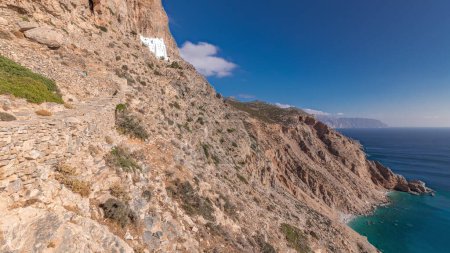 Foto de Panorama mostrando el famoso Monasterio de Hozoviotissa de pie sobre una roca sobre el mar Egeo en la isla de Amorgos timelapse hyperlapse, Cícladas, Grecia. - Imagen libre de derechos