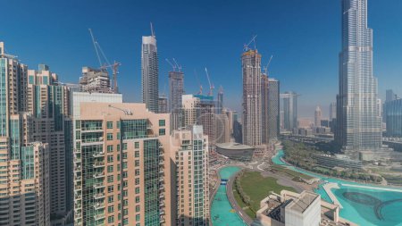 Foto de Panorama del timelapse aéreo de la ciudad de Dubái. skyline urbano con rascacielos modernos y torres de construcción desde arriba - Imagen libre de derechos