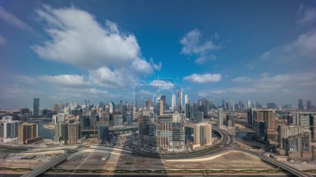 Téléchargez les photos : Skyline panoramique de Dubaï avec baie d'affaires et quartier du centre-ville le matin avec la circulation sur la route al khail. Vue aérienne de nombreux gratte-ciel modernes avec des reflets solaires au lever du soleil. Émirats arabes unis. - en image libre de droit