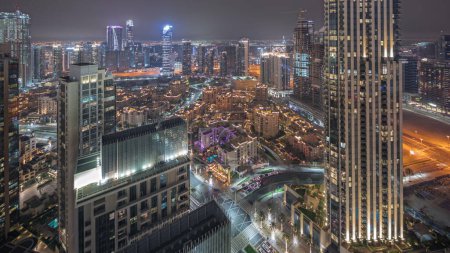 Foto de Panorama mostrando vista aérea de un gran timelapse futurista de la noche de la ciudad. Bahía de negocios y distrito centro con muchos rascacielos y casas tradicionales, Dubai, Emiratos Árabes Unidos skyline. - Imagen libre de derechos