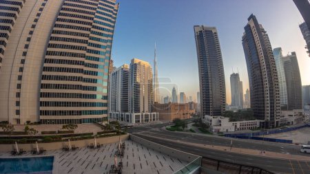 Foto de Panorama aéreo del centro de Dubái y rascacielos difc con tráfico ocupado en la intersección en el distrito de Business Bay noche a día timelapse transición. - Imagen libre de derechos