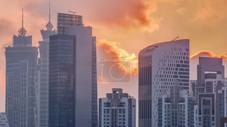 Téléchargez les photos : Gratte-ciel de Dubaï avec coucher de soleil doré sur le quartier des affaires. Vue aérienne depuis le centre-ville des Émirats arabes unis. Nuages colorés - en image libre de droit