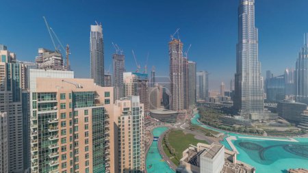 Téléchargez les photos : Panorama du centre-ville de Dubaï aérien. Skyline urbain avec des gratte-ciels et des tours modernes chantier de construction d'en haut - en image libre de droit