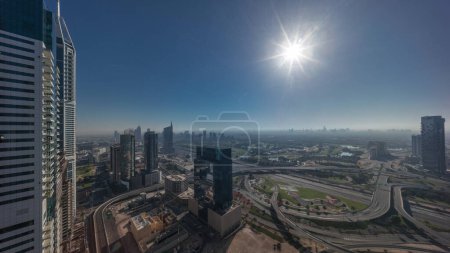 Téléchargez les photos : Lever du soleil sur la ville des médias et al barsha heights district panoramique aérien de la marina de Dubai. Tours et gratte-ciel avec terrain de golf et la circulation sur une intersection de l'autoroute d'en haut - en image libre de droit