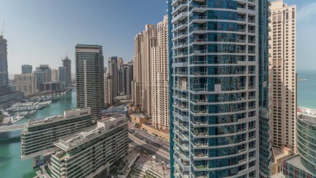 Foto de Panorama que muestra vista aérea a los rascacielos del puerto deportivo de Dubái alrededor del canal con barcos flotantes y jlt con distritos jbr. Barcos blancos están estacionados en el club de yates - Imagen libre de derechos