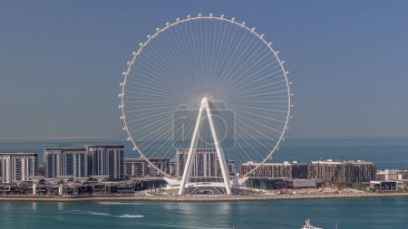 Foto de Isla Bluewater con arquitectura moderna y antena de noria. Yate flotando cerca por la mañana temprano. Nueva zona de ocio y residencial cerca del puerto deportivo de Dubai y la zona JBR. - Imagen libre de derechos