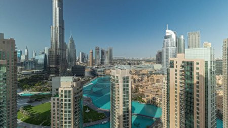 Foto de Panorama que muestra el paisaje urbano del centro de Dubái con rascacielos más altos alrededor de la antena. Sitio de construcción de nuevas torres y carreteras ocupadas con tráfico desde arriba - Imagen libre de derechos