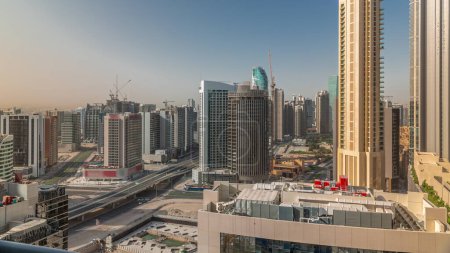 Téléchargez les photos : Gratte-ciel à la Business Bay à Dubaï matin aérien. Carrefour routier et chantier de construction de nouvelles tours avec grues au lever du soleil, Émirats arabes unis - en image libre de droit