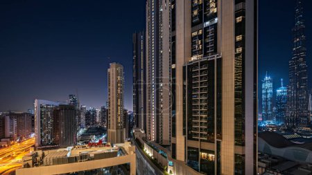 Foto de Panorama mostrando los rascacielos más altos durante la hora de la Tierra en el centro de dubai ubicado en la calle Bouleward cerca de la noche aérea del centro comercial. Luces apagadas durante una hora - Imagen libre de derechos