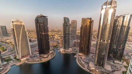 Téléchargez les photos : Grands bâtiments résidentiels du quartier JLT pendant toute la journée, faisant partie du quartier mixte du centre multi-commodités de Dubaï. Les ombres bougent vite. Temps haineux - en image libre de droit