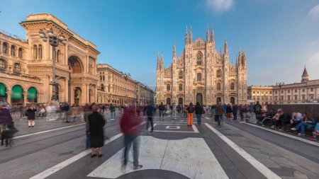 Téléchargez les photos : Panorama montrant les bâtiments historiques et la cathédrale de Milan timelapse. Duomo di Milano est l'église cathédrale située sur la Piazza del Duomo dans la ville de Milan en Italie - en image libre de droit
