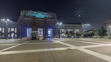 Foto de Panorama showing Milano Centrale night timelapse - the main central railway station of the city of Milan in Italy. Located on Piazza Duca d'Aosta near the long boulevard Via Vittor Pisani. - Imagen libre de derechos