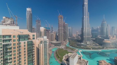 Foto de Panorama del centro de Dubái aéreo de la ciudad. skyline urbano con rascacielos modernos y torres de construcción desde arriba - Imagen libre de derechos