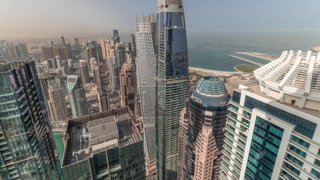 Foto de Panorama mostrando Dubai Marina y JLT con el distrito JBR por la mañana. Tráfico por carretera entre rascacielos aéreos. Modernas torres y obras de construcción. Yates flotando en el puerto - Imagen libre de derechos