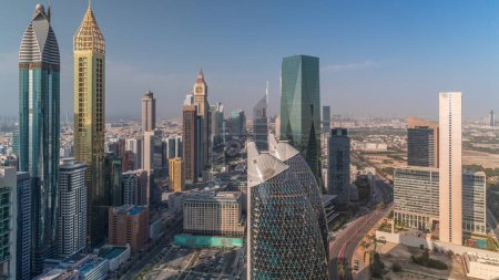 Téléchargez les photos : Vue aérienne des immeubles de grande hauteur sur Sheikh Zayed Road à Dubaï timelapse aérien, EAU. Des gratte-ciels dans le centre financier international par le haut. Ombres se déplaçant rapidement - en image libre de droit