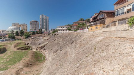 Foto de Panorama mostrando el timelapse del Anfiteatro de Durres (Amphitheatrum Dyrrhachium) desde arriba. Ruinas del antiguo anfiteatro romano en el centro de Durres, Albania. - Imagen libre de derechos