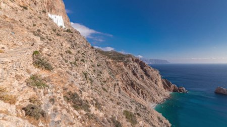 Téléchargez les photos : Panorama montrant le célèbre monastère Hozoviotissa debout sur un rocher au-dessus de la mer Égée à Amorgos île timelapse hyperlapse, Cyclades, Grèce. - en image libre de droit