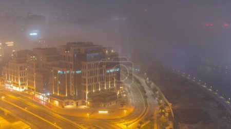 Téléchargez les photos : Des gratte-ciel et des tours à l'antenne de Business Bay toute la nuit à Dubaï, Émirats arabes unis. Vue panoramique d'en haut avec canal - en image libre de droit