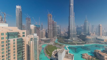 Téléchargez les photos : Panorama du centre-ville de Dubaï timelapse aérien. Skyline urbain avec des gratte-ciels et des tours modernes chantier de construction d'en haut - en image libre de droit