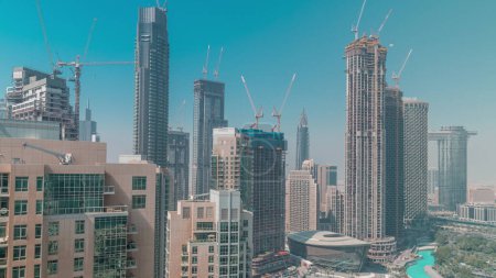 Foto de Vista aérea del timelapse del centro de Dubái. skyline urbano con rascacielos y obras de construcción desde arriba con sombras en movimiento - Imagen libre de derechos