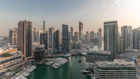 Foto de Panorama que muestra la vista general de JBR y Dubai Marina horizonte con rascacielos de gran altura modernos frente al mar vivir apartamentos aéreos. Yates flotando en el agua del canal. Distrito JLT en segundo plano - Imagen libre de derechos